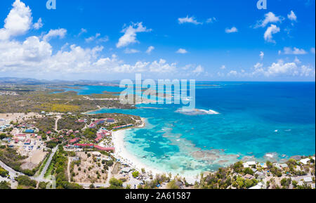 Antenne Panoramablick von drohne von Coral Reef entlang der Long Bay Beach, Antigua, Antigua und Barbuda, Leeward Inseln, West Indies, Karibik, Zentral- und Lateinamerika Stockfoto