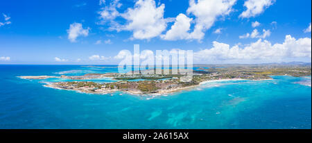 Antenne panoramicby Drohne von Long Bay, Devil's Bridge und der Veranda Resort, Antigua, Antigua und Barbuda, Leeward Inseln, West Indies, Karibik Stockfoto