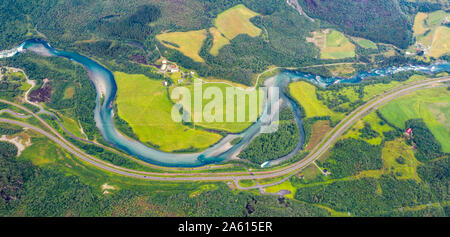 Luftaufnahme von Rauma Fluss und grüne Tal von Romsdalseggen ridge, Molde, Mehr og Romsdal County, Norwegen, Skandinavien, Europa Stockfoto