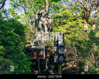 Buddha Statue Nummer 1 mit Erläuterungen Zeichen des Buddha Pfad auf den Gipfel des Mount Tsurumi. Beppu, Oita Präfektur, Japan. Stockfoto