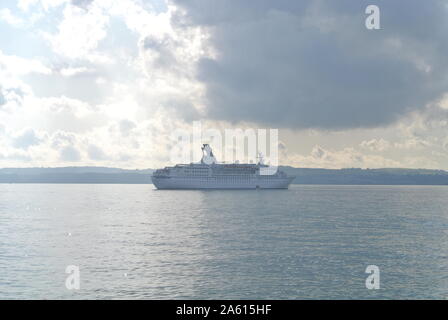 Das Kreuzfahrtschiff Astor ankerte in der Tor Bay, etwas abseits der Stadt Torquay, Devon, England, Großbritannien. Stockfoto