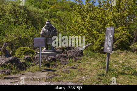 Buddha Statue Nummer 5 mit Erläuterungen Zeichen des Buddha Pfad auf den Gipfel des Mount Tsurumi. Beppu, Oita Präfektur, Japan. Stockfoto