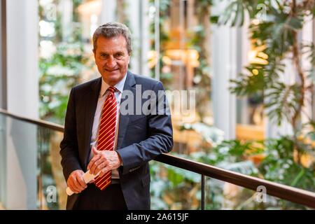 Eingereicht. - 23. Oktober 2019 Frankreich (Frankreich), Straßburg: Günther Oettinger (CDU/EVP-Fraktion), EU-Kommissar für Haushalt und Personal, steht im Gebäude des Europäischen Parlaments. Foto: Philipp von Ditfurth/dpa Stockfoto