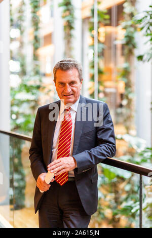 Eingereicht. - 23. Oktober 2019 Frankreich (Frankreich), Straßburg: Günther Oettinger (CDU/EVP-Fraktion), EU-Kommissar für Haushalt und Personal, steht im Gebäude des Europäischen Parlaments. Foto: Philipp von Ditfurth/dpa Stockfoto