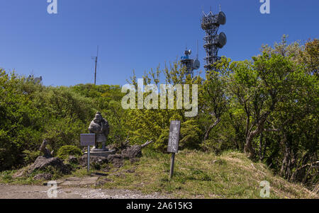 Blick auf Telekommunikations- und Fernsehturm in der Natur auf dem Gipfel des Mount Tsurumi. Beppu, Oita Präfektur, Japan. Stockfoto