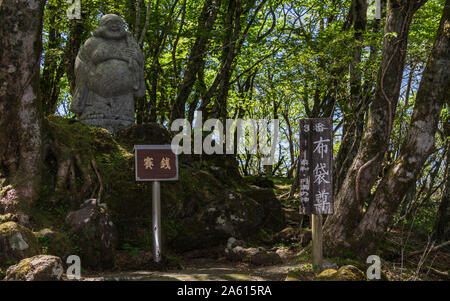 Buddha Statue 3 mit Erläuterung Zeichen des Buddha Pfad auf den Gipfel des Mount Tsurumi. Beppu, Oita Präfektur, Japan. Stockfoto