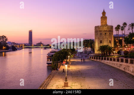 Die Torre del Oro (Goldener Turm) am Ufer des Flusses Guadalquivir, Sevilla (Sevilla), Andalusien, Spanien, Europa Stockfoto