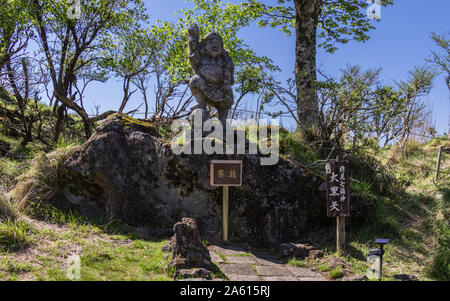 Buddha Statue Nummer 2 mit Erläuterungen Zeichen des Buddha Pfad auf den Gipfel des Mount Tsurumi. Beppu, Oita Präfektur, Japan. Stockfoto