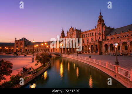 Plaza de Espana in Parque de Maria Luisa bei Nacht, Sevilla, Andalusien, Spanien, Europa Stockfoto