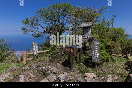 Buddha Statue Nummer 12 mit Erläuterungen Zeichen des Buddha Pfad auf den Gipfel des Mount Tsurumi. Beppu, Oita Präfektur, Japan. Stockfoto