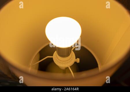 Nahaufnahme einer Philips Hue Web-verbundenen intelligenten Glühbirne, die in einer Beleuchtungseinrichtung in einem intelligenten Haus in San Ramon, Kalifornien, am 29. August 2019 installiert ist. () Stockfoto