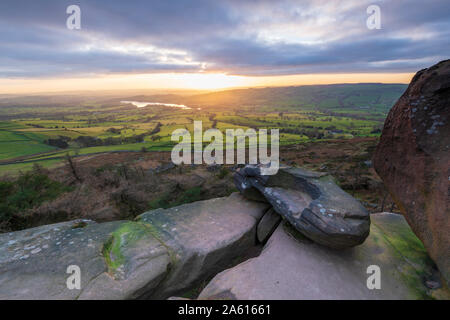 Sonnenuntergang über Tittersworth Reservoir an der Kakerlaken, Peak District National Park, Staffordshire, England, Vereinigtes Königreich, Europa Stockfoto