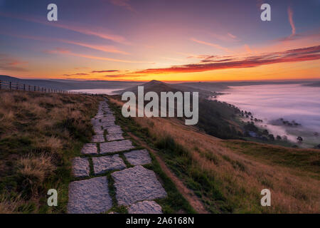 Cloud Inversion mit Weg zum Hügel Verlieren von Mam Tor, Derbyshire Peak District, Hope Valley, Derbyshire, England, Vereinigtes Königreich, Europa Stockfoto