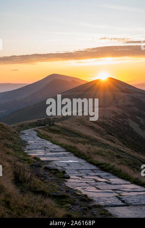 Die Sonne direkt über Hügel verlieren und wieder Tor, der Nationalpark Peak District, Derbyshire, England, Vereinigtes Königreich, Europa Stockfoto