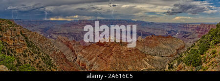 Blick auf den Grand Canyon West von Navajo Point mit einem Sturm Rollen von Westen, Arizona, Vereinigte Staaten von Amerika, Nordamerika Stockfoto