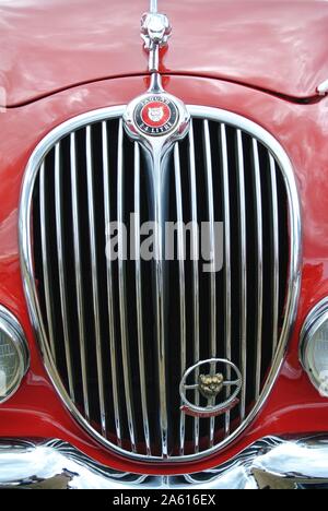 Den vorderen Grill eines 1968 Jaguar Mk 2 bis geparkt auf Anzeige an der Englischen Riviera Classic Car Show, Torquay, Devon, England, UK. Stockfoto