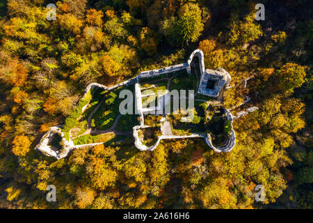 Kroatien, Samobor, alten, verlassenen mittelalterlichen Burgruinen und Wald landschaft Luftbild Ansicht von drohne im Herbst Stockfoto