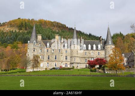 Renoviertes ehemaliges Hotel Hurdles Ferienwohnungen und Ferienhäuser in herbstlichen Farben, Stirlingshire, Schottland, Großbritannien, Europa Stockfoto