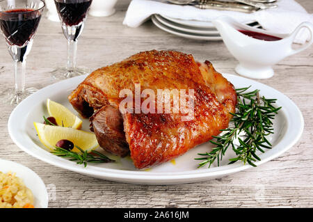 Ein Glas roten Sherry ist ideal für gebackene Türkei oberschenkel, mit Preiselbeersoße und Bulgur Pilaw Stockfoto