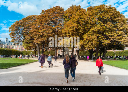 Paris, Frankreich, 3. Oktober 2019: Place des Vosges im Herbst in Paris, die Place des Vosges die älteste geplante Platz in Paris, Frankreich. Stockfoto