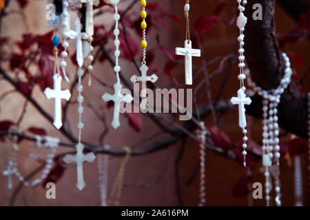 Rosenkränze durch Anbeter links, hängen von einem Baum außerhalb einer Kirche in Santa Fe, New Mexico, Vereinigte Staaten von Amerika, Nordamerika Stockfoto