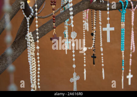 Rosenkränze durch Anbeter links, hängen von einem Baum außerhalb einer Kirche in Santa Fe, New Mexico, Vereinigte Staaten von Amerika, Nordamerika Stockfoto