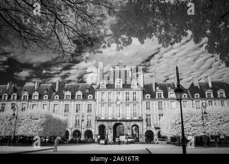 Blick auf den Place des Vosges Platz in Paris, Schwarz in Weiß Infrarot Wirkung Stockfoto