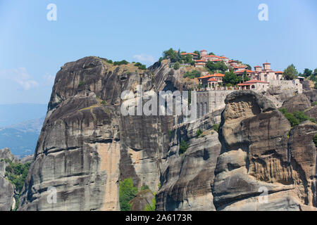 Kloster Varlaam im Vordergrund, Meteora, Weltkulturerbe der UNESCO, Thessalien, Griechenland, Europa Stockfoto