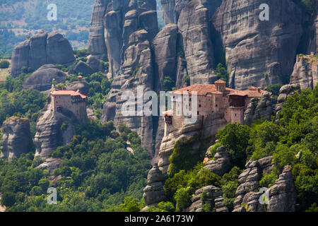 Kloster Rousanou im Vordergrund, Meteora, Weltkulturerbe der UNESCO, Thessalien, Griechenland, Europa Stockfoto