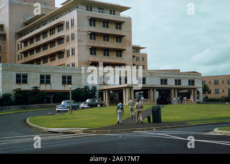 Antike ca. 1940 Foto, Eingang des Tripler Central Hospital in Honolulu, Hawaii. Tripler Army Medical Center ist der Sitz der Pacific Regional Medical das Kommando über die Streitkräfte durch die United States Army in Hawaii verwaltet. Quelle: Original 35 mm Transparenz Stockfoto