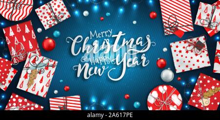 Frohe Weihnachten und guten Rutsch ins neue Jahr Banner mit Weihnachten Dekoration: bunte Kugeln, roten und weißen Geschenkbox und Girlanden auf blauem Hintergrund. Xmas Holi Stock Vektor