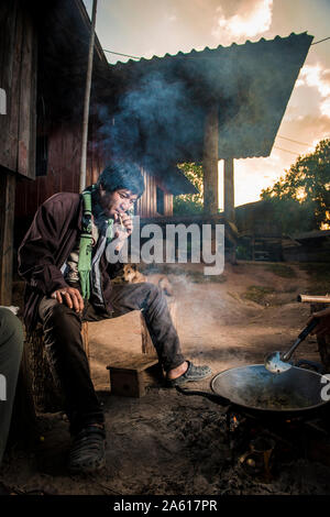 Der Alltag der Karen Dorfbewohner in Ban Pong Noi Mai, Chiang Mai, Thailand. Stockfoto