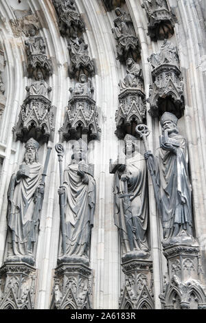 Details der religiösen christlichen Statuen im Inneren der Kirche. Stockfoto