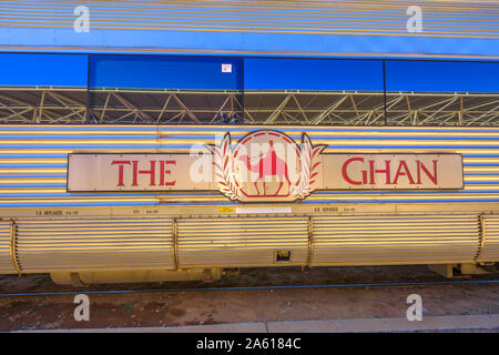 Alice Springs, Northern Territory, Australien - 29.August 2019: Die legendären Ghan Zug hält an Alice Springs Station auf der Route mit Adelaide-Darwin Stockfoto