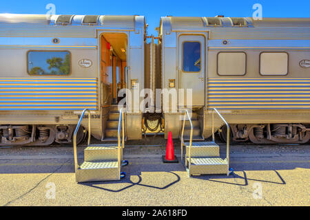 Alice Springs, Northern Territory, Australien - 29.August 2019: Die legendären Ghan Zug hält an Alice Springs Station auf dem Adelaide-Darwin route Stockfoto