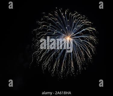 Feuerwerk fotografiert in den Nachthimmel mit einer langen Belichtungszeit und schwarzen Hintergrund Bild mit hoher Qualität gut für pc Hintergründe und Fine Art Prints. Stockfoto