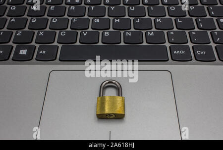 Laptop mit Metallschloss auf Tastenfeld Stockfoto