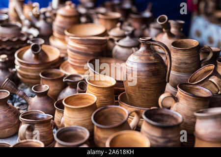 Vielzahl von Holz- Küchenutensilien auf Marktstand Stockfoto