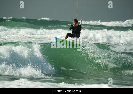 Kite Surfer über den Kamm einer Welle, die an der Atlantikküste, Lacanau-Océan, Frankreich Stockfoto