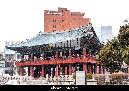 Posin - gak (bosin - gak) in einer verschneiten Tag im Winter, eine große Glocke Pavillon auf Seoul in Seoul, Südkorea, ursprünglich im Jahr 1396 gebaut, aber zerstört ma Stockfoto