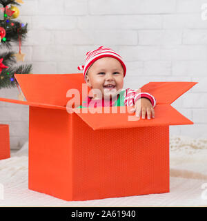 Adorable Baby sitzen in großen Weihnachten Geschenkverpackung Stockfoto