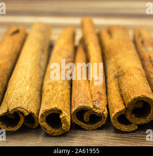 Nahaufnahme von Zimtstangen auf einem Holztisch Stockfoto