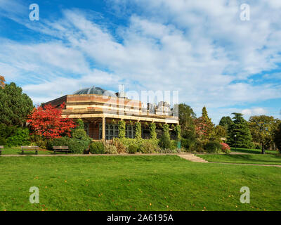 Die Sonne Pavillon auf Valley Gardens im Herbst Harrogate, North Yorkshire England Stockfoto
