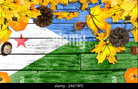 Dschibuti Flagge auf Herbst Holz- Hintergrund mit Blättern und guter Platz für Ihren Text Stockfoto