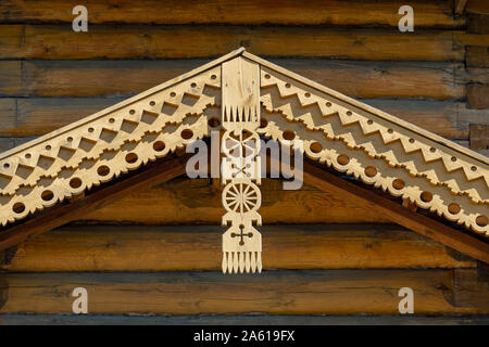 Geschnitzte dekorative Elemente des Daches Gewölbe des alten Orthodoxen Kirche. Ansicht von unten nach oben. Stockfoto
