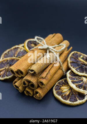 Cinnamon Sticks mit getrockneten Orangenscheiben Stockfoto