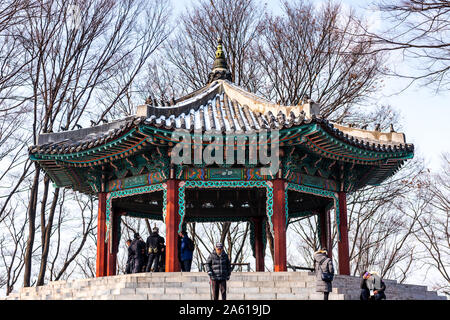 Ein traditionelles koreanisches Ziegeldach Pavillon auf der Oberseite des Namsan Berg in South Central Seoul, Südkorea. Stockfoto