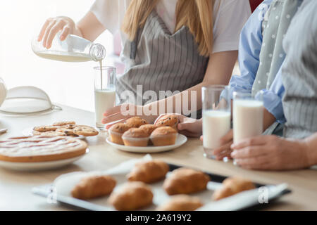 Frauen Hände halten Gläser Milch in der Küche Stockfoto