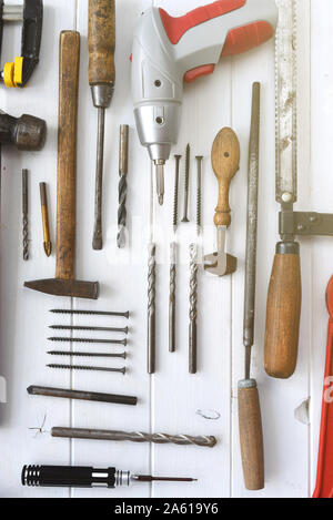 Verschiedene Zimmerleute und Mechanik Tools auf einem weißen Tisch Stockfoto