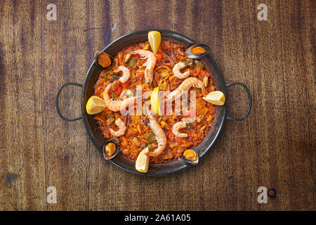 Pan der spanische Paella auf strukturierte Holztisch Stockfoto